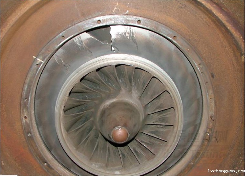 空压机3段叶轮破裂的现场照片.jpg
